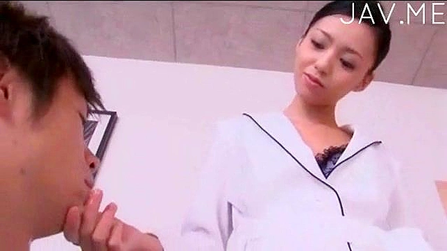 业余护士渴望用湿润的嘴尝试这根阳具