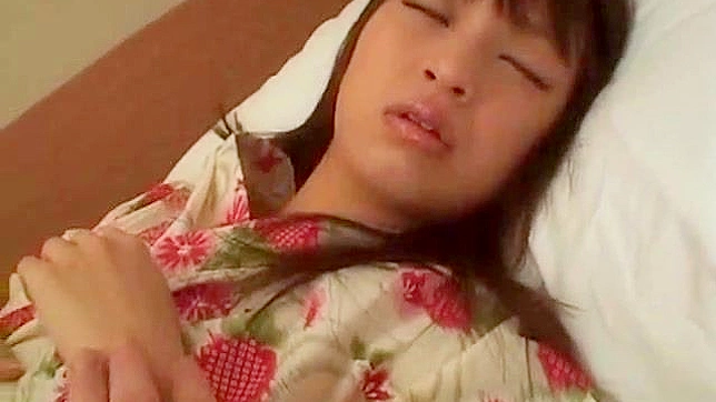 她喜欢毛茸茸的小穴被温柔地用手指深入探触。