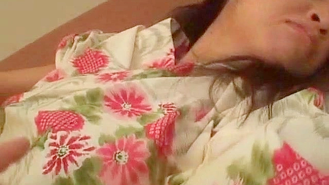 她喜欢毛茸茸的小穴被温柔地用手指深入探触。