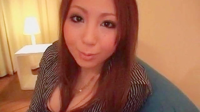 年轻辣妹爱玩坏的，享受手指深入快感