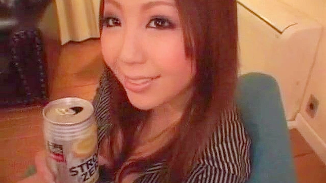 年轻辣妹爱玩坏的，享受手指深入快感