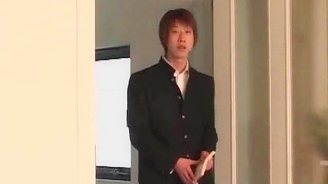 饥渴的美女急切地想用她的嘴包裹这个美味的大屌