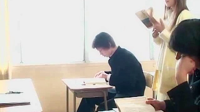 可爱的学生会喜欢与她的新老师发生关系。