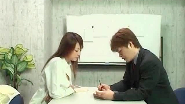 可爱的学生会喜欢与她的新老师发生关系。