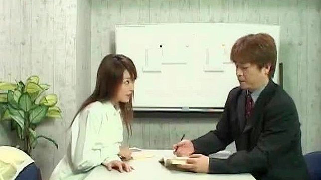 可爱的学生会喜欢与她的新老师发生关系。