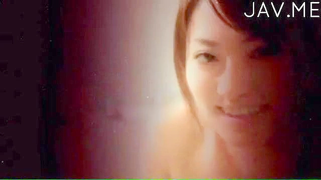 迷人的她用大玩具拍打湿漉漉的私处展示