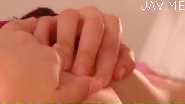 迷人的她用大玩具拍打湿漉漉的私处展示