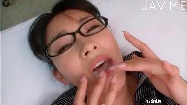 办公室美女变得狂热，渴望在工作中与这个男人发生关系。