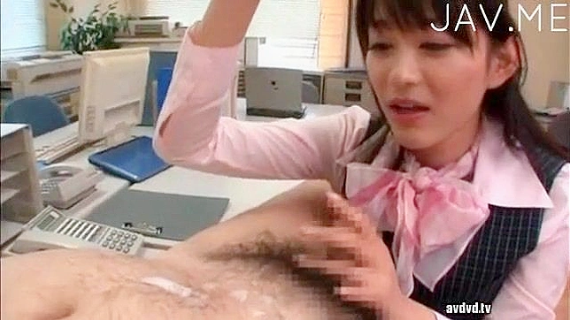 秘书跪下开始在办公室里猛吸美味大屌