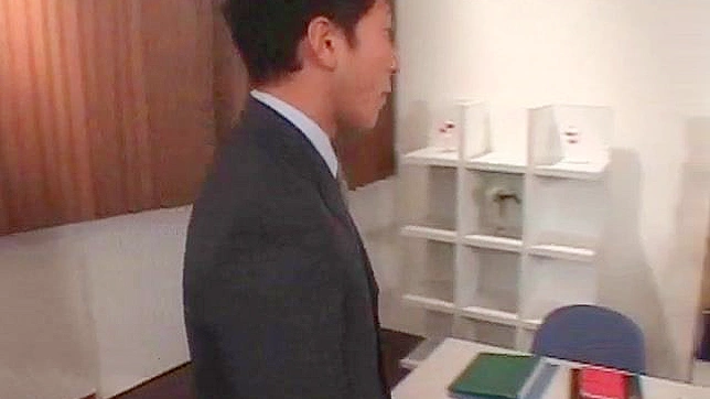 傲慢秘书在办公室与一群饥渴男人狂野交欢