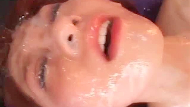 激烈的高潮后精液喷溅在宝贝的脸上