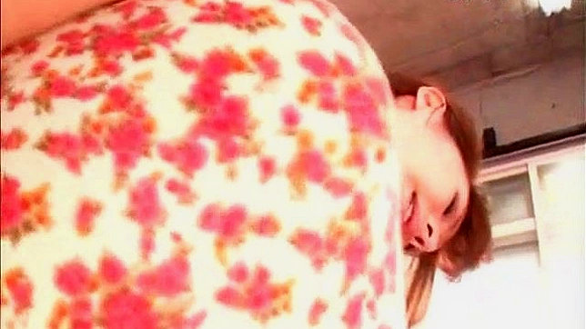 可爱的宝贝张开双腿迎接粗壮的阴茎进入她的毛茸茸阴道