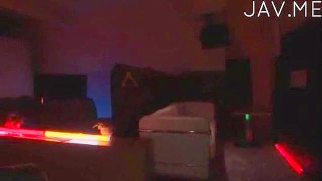 亚洲女郎用火热的口交和手淫施了魔法