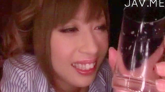 娇嫩的亚洲美女用火热的小嘴品尝浓情精液