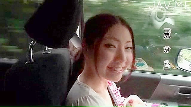 迷人的亚洲宝贝献上热辣口交体验