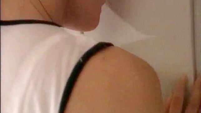 享受迷人日本女孩的甜美私处