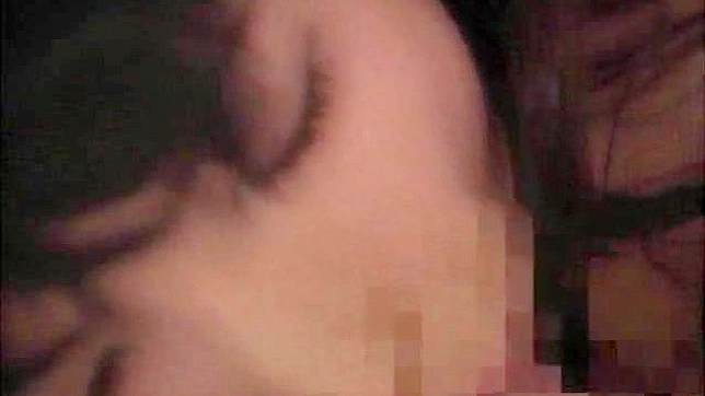 用舌舔和手指探索湿漉的亚洲美女私处