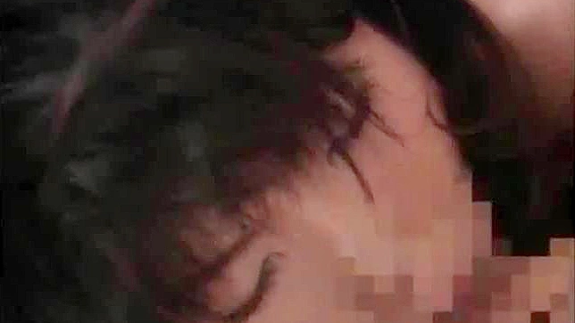 穿着渔网袜的漂亮亚洲女孩用火热口交取悦你