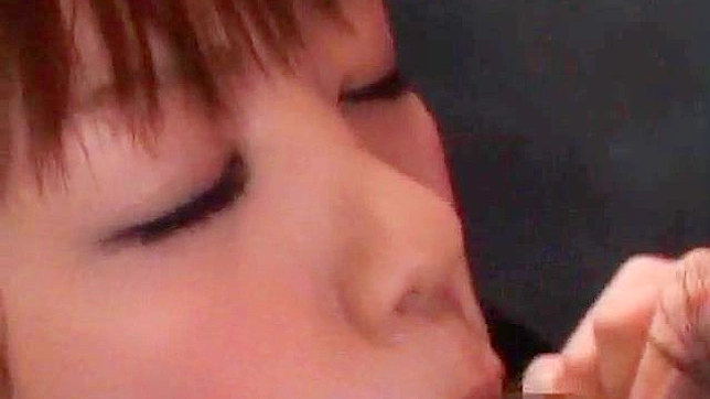 刺激日本女孩的阴道用性玩具和手指探索