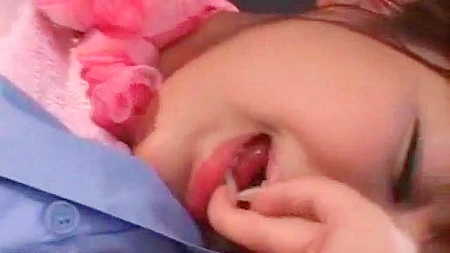 刺激日本女孩的阴道用性玩具和手指探索
