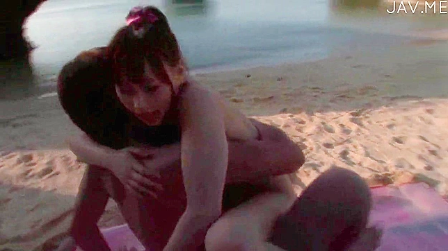 红发亚洲女在海滩上被操和口交