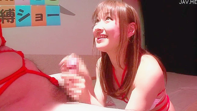 红发美女与性感日本女郎热吻大阳具