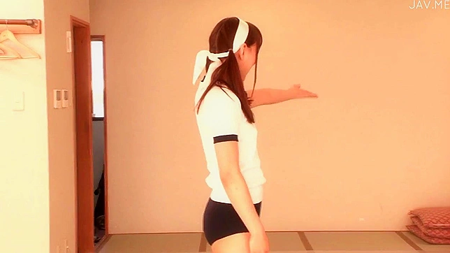 调皮的日本女孩一个接一个地吸大棒子