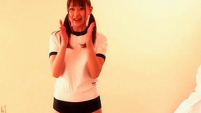 调皮的日本女孩一个接一个地吸大棒子