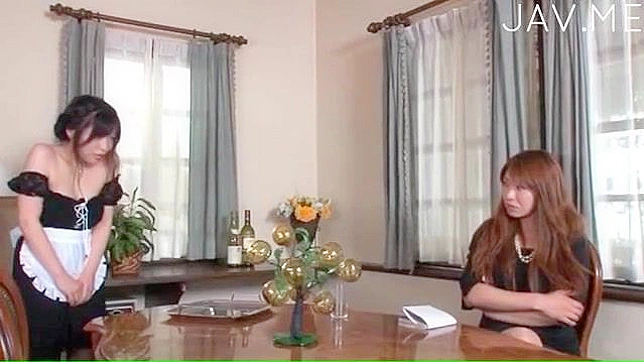 诱人的亚洲美女献出她湿润的蜜穴