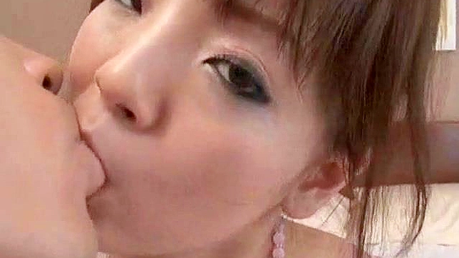 丰满的亚洲妹子饥渴的小穴需要粗暴地钻探。