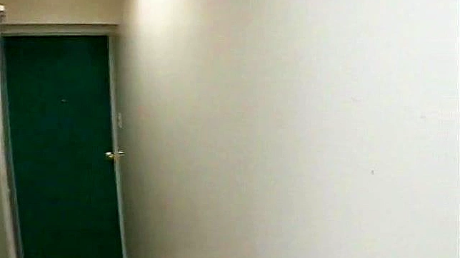 乖巧少女用她的调皮性行为勾引着强壮男人