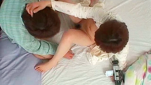 与羞涩亚洲女子的精致狂野床上欢愉体验