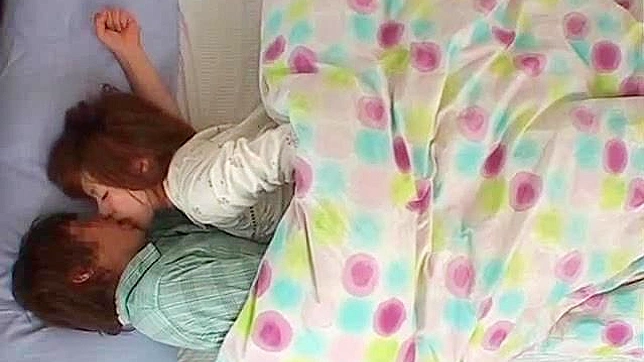 与羞涩亚洲女子的精致狂野床上欢愉体验