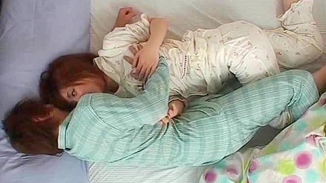 与羞涩亚洲女子的精致狂野床上欢愉体验