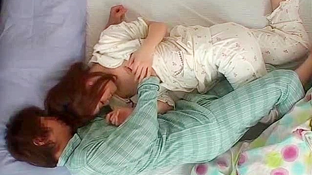 与羞涩亚洲女子的精致狂野床上欢愉体验