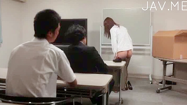 迷人的亚洲美女用她的热裤袜诱惑