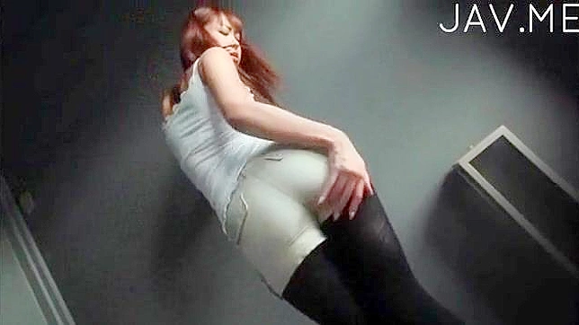 迷人亚洲少女穿丝袜用狂野足交让猛男兴奋不已