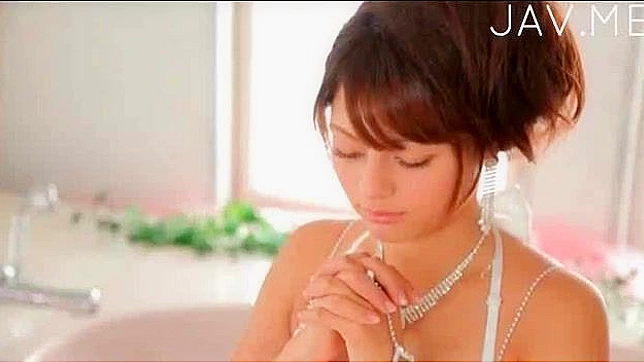 迷人的亚洲女孩用丰满的胸部制造热力振动