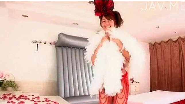 性感亚洲女郎穿内衣用火热口交取悦人