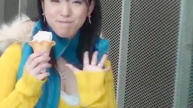 迷人的视角口交与害羞的日本少女