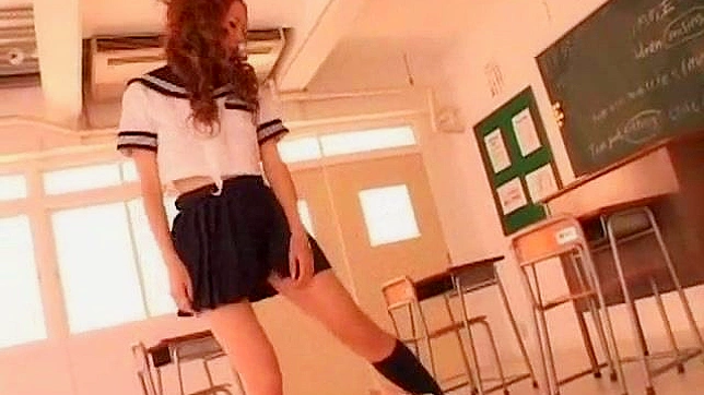 迷人的亚洲女学生调皮地用脚做服务