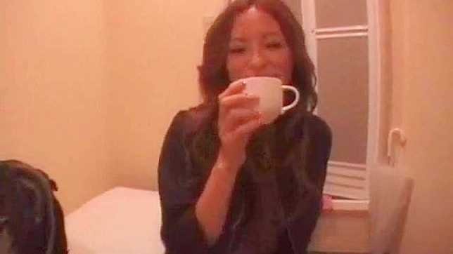 漂亮的日本美女献上令人愉悦的口交体验