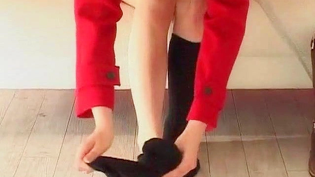 肮脏的少女跪下准备吞噬巨大的阳具