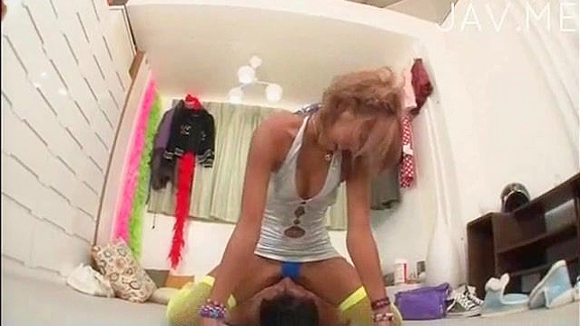 性感美女穿丁字裤挑逗并在镜头前摆出邪恶姿势