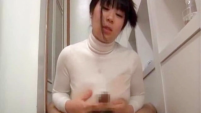 可爱的宝贝跪下开始吮吸美味的大屌