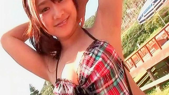 户外热辣少女性感装扮独自亮相
