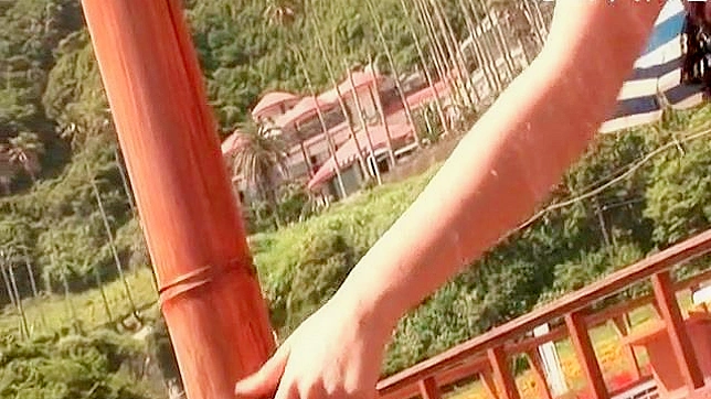 户外热辣少女性感装扮独自亮相