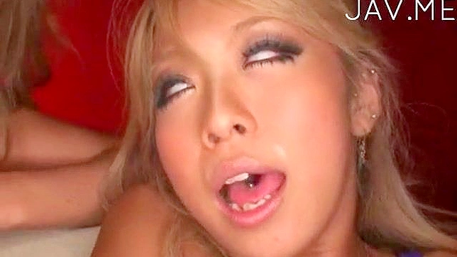 日本天使在女同三人行中享受玩具插入的快感