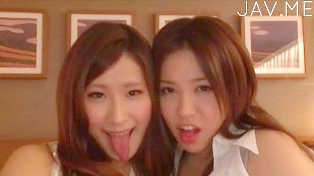女孩们在性感口交场景中享受美味玩具阳具的乐趣