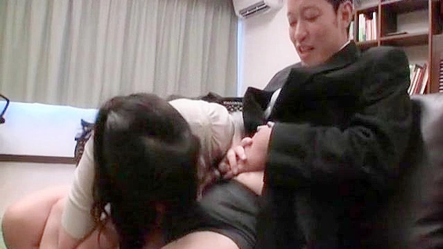 业余美女渴望额外刺激的激烈口交体验